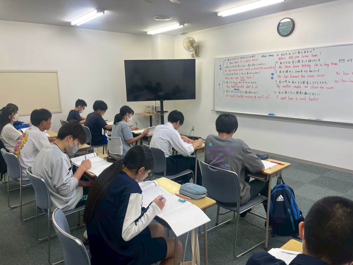講師が英作文を添削している授業風景