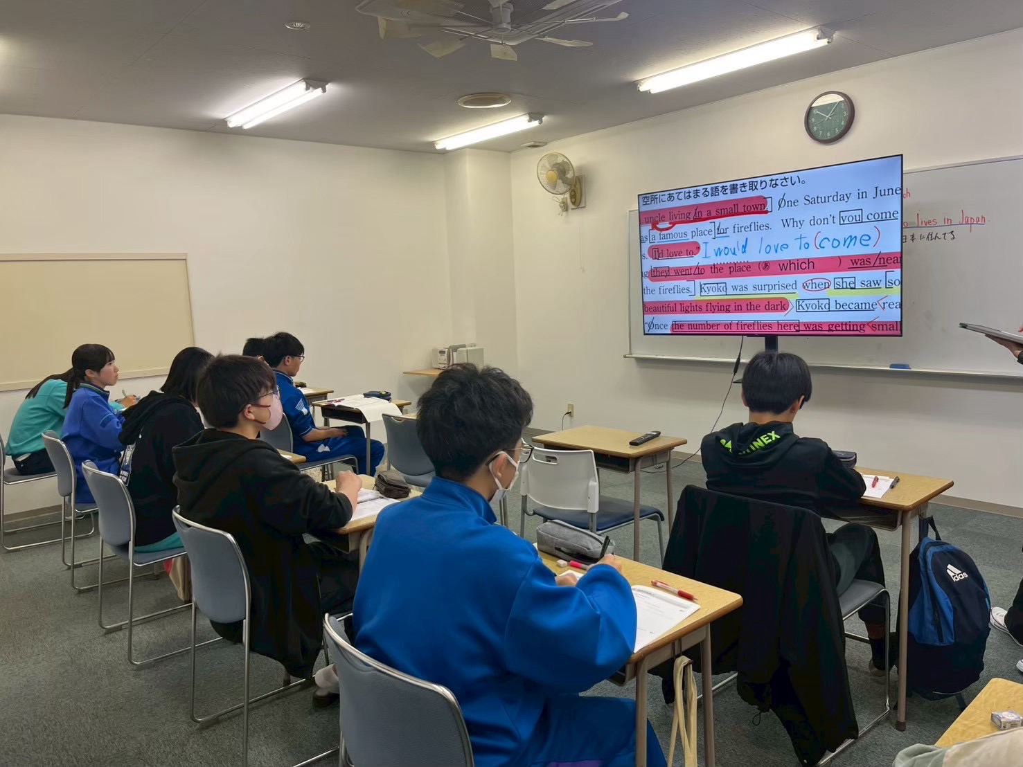 英語長文を精読する生徒