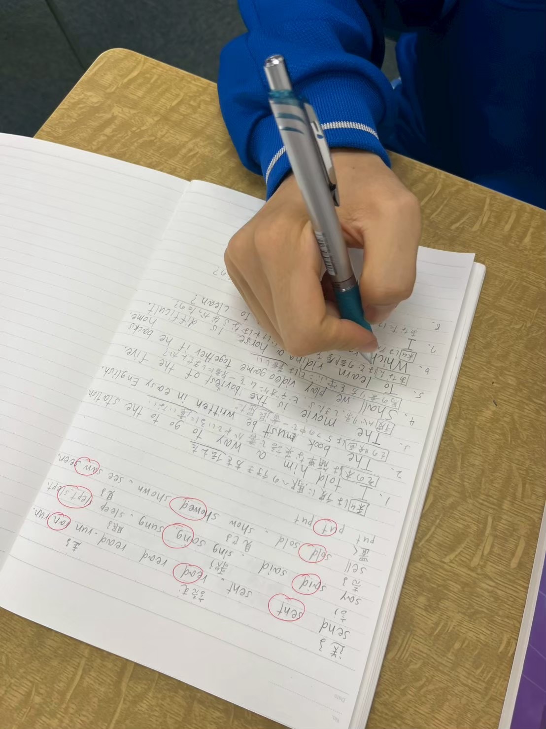 英文法と英作文に取り組む生徒の手元